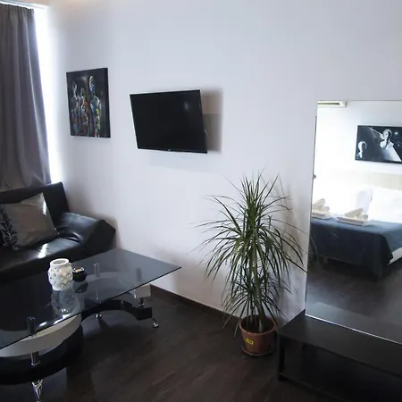Paris Downtown: Aristotelous Square Retreat *