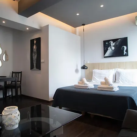 Paris Downtown: Aristotelous Square Retreat *